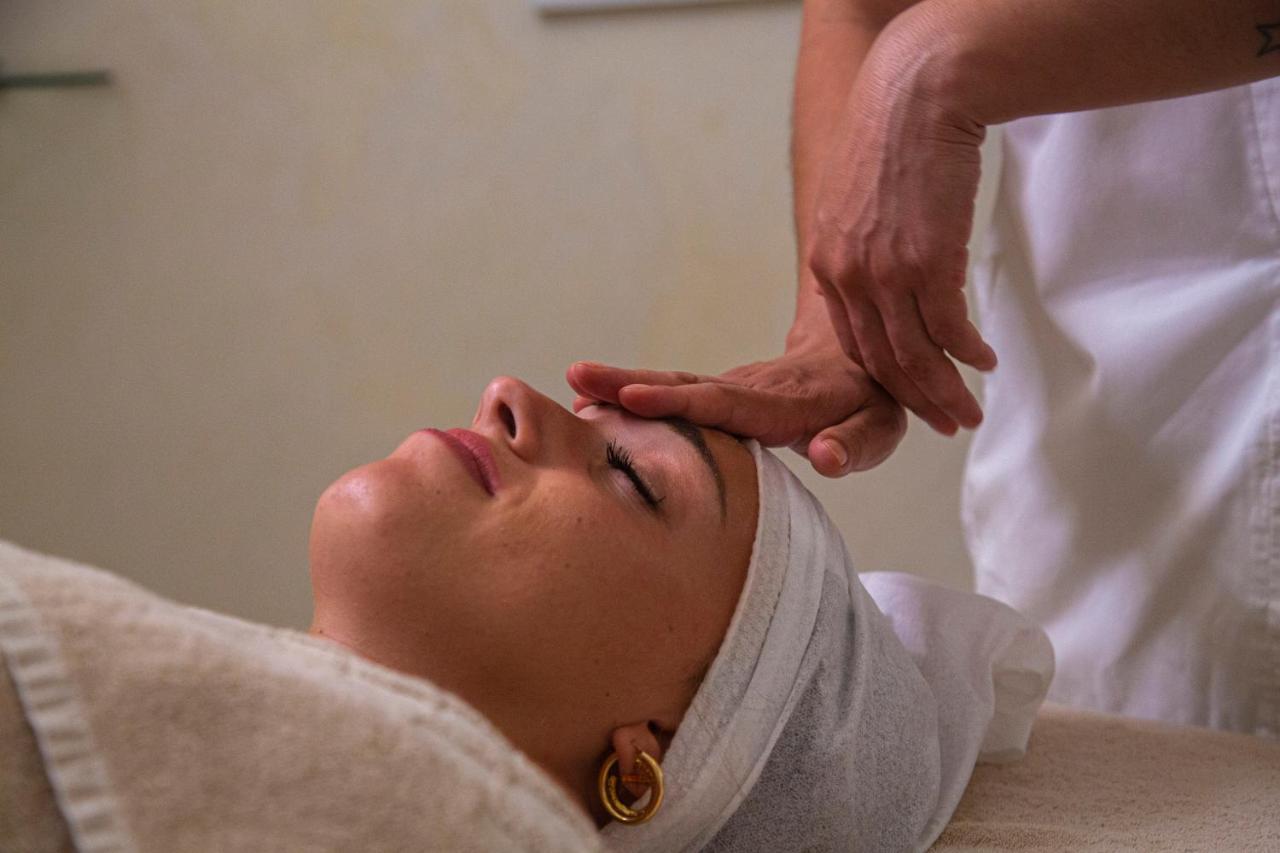 Golden Tower Hotel & Spa Флоренция Экстерьер фото A woman receiving a facial massage