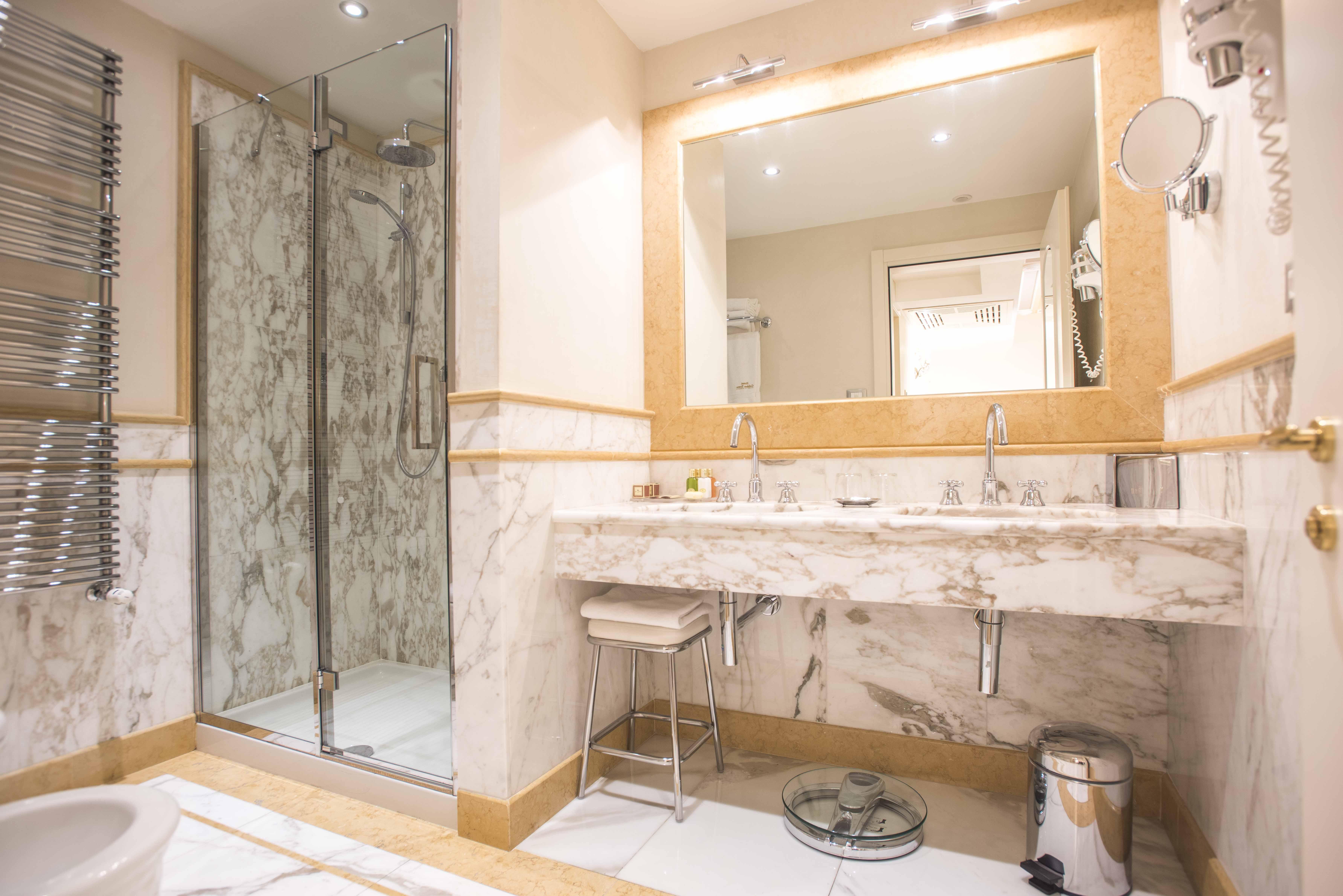 Golden Tower Hotel & Spa Флоренция Экстерьер фото A bathroom