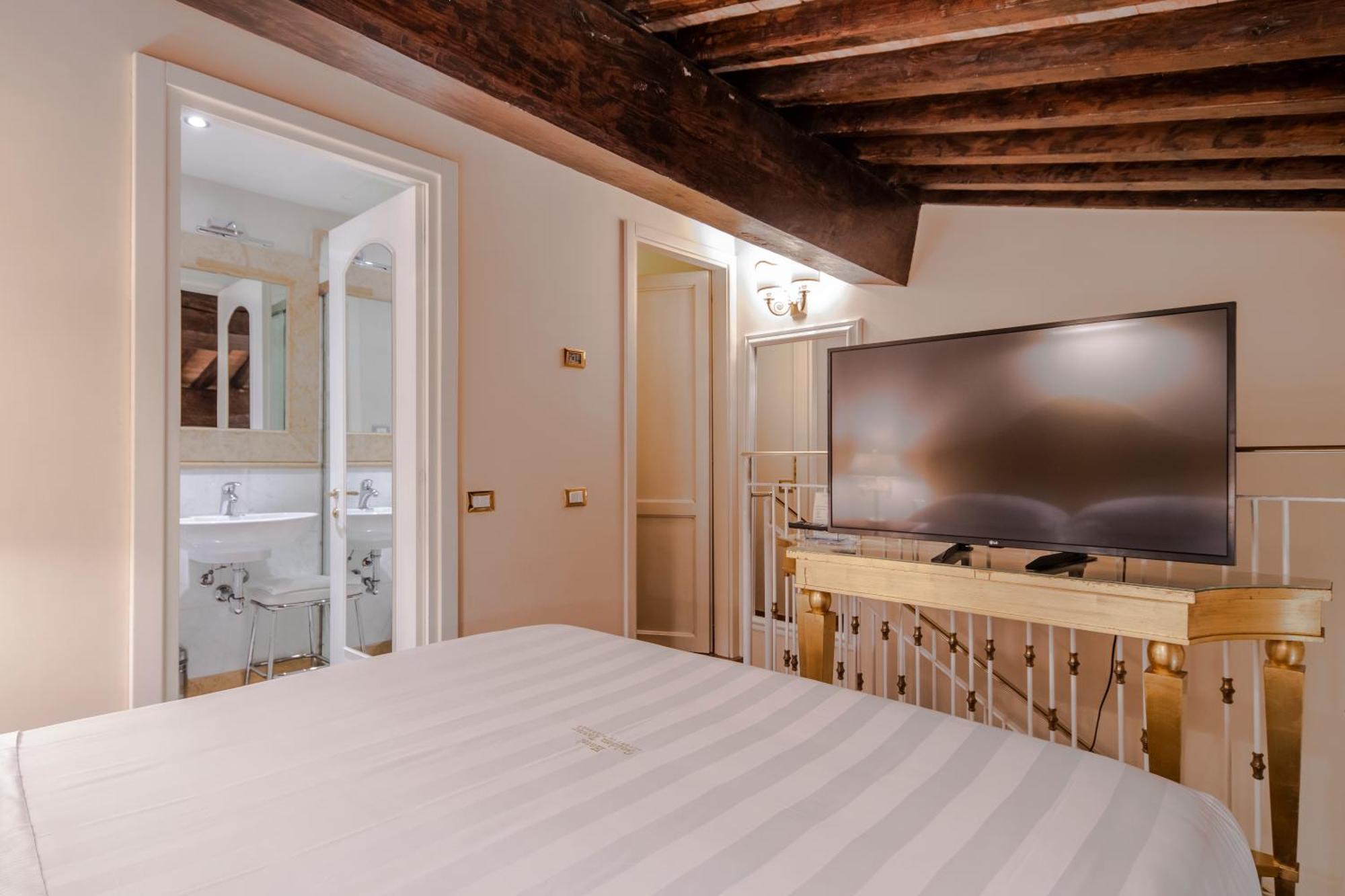 Golden Tower Hotel & Spa Флоренция Экстерьер фото A room at the hotel